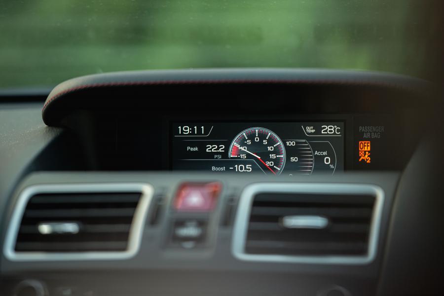 Детали интерьера Subaru WRX 2017 года  (NA) (фото 38 из 45)